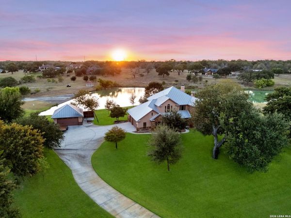177 ABREGO LAKE DR, Floresville, TX 78114