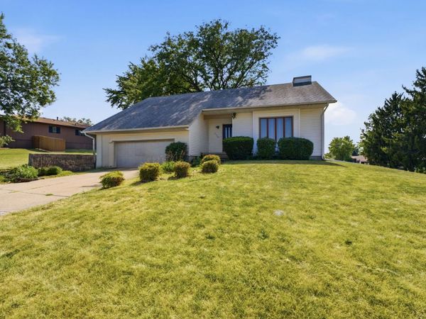 4135 W Rusholme Street , Davenport, IA 52804
