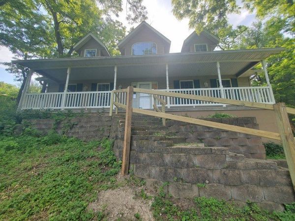 945 Waverly Road , Davenport, IA 52804