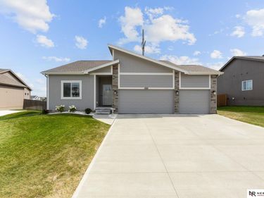 11705 S 113th Street, Papillion, NE 68046