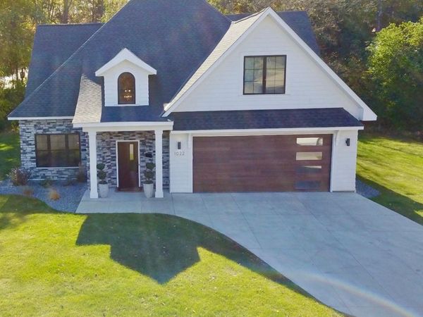 1022 Gardner Street E, Wayzata, MN 55391