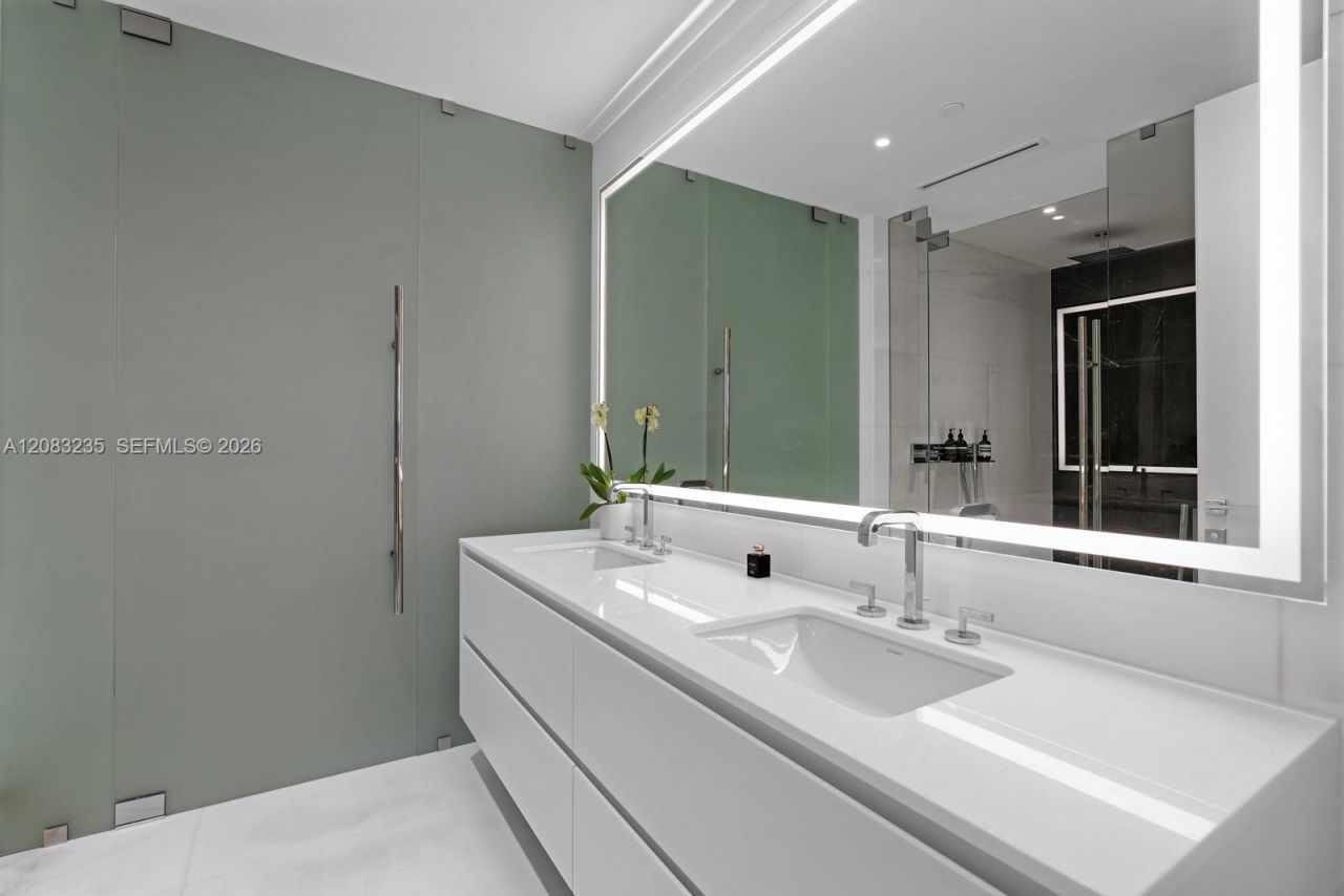 300 Biscayne Boulevard Way, Unit 3302E, Miami, FL 33131 Photo