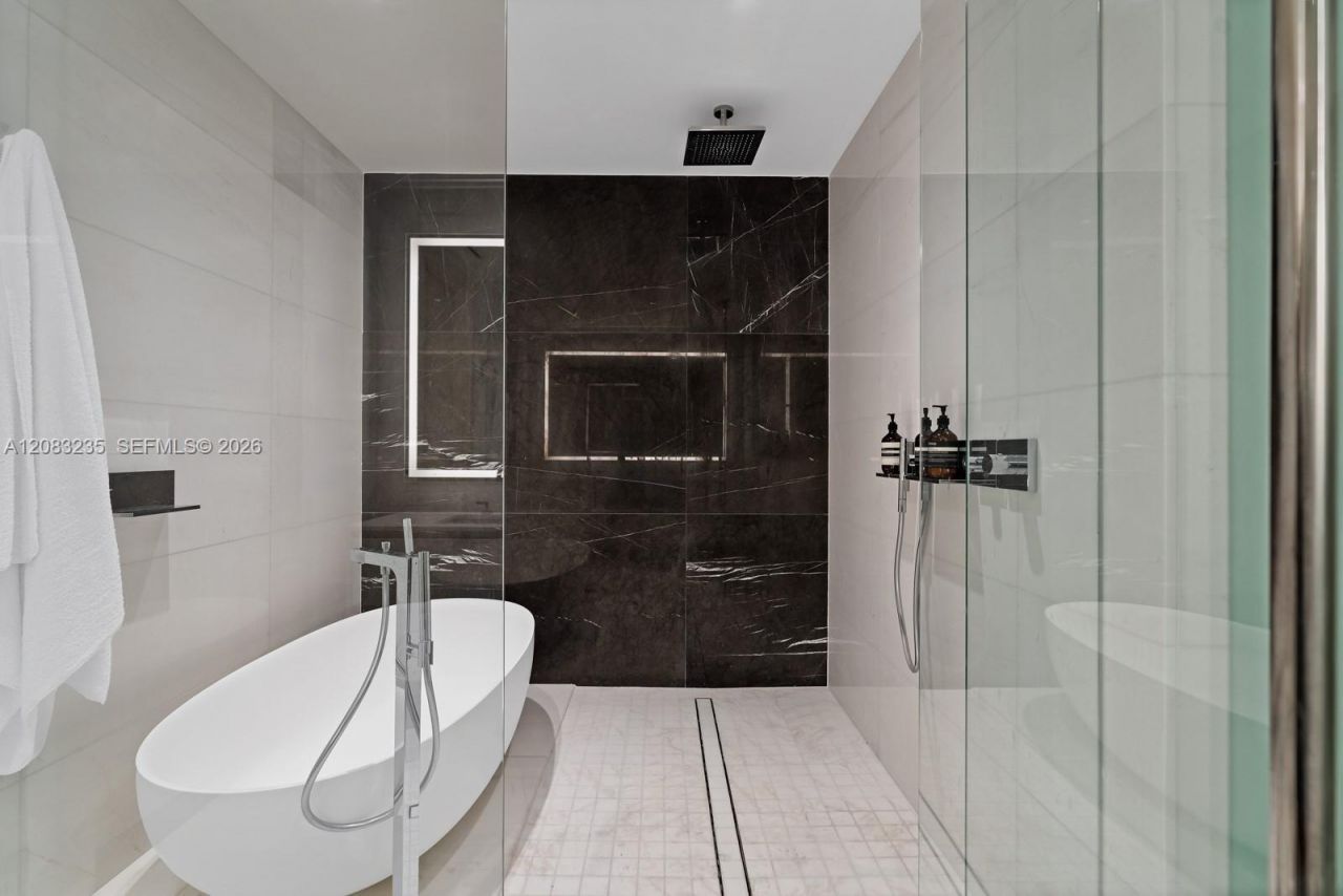 300 Biscayne Boulevard Way, Unit 3302E, Miami, FL 33131 Photo