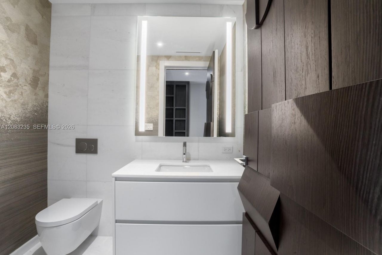 300 Biscayne Boulevard Way, Unit 3302E, Miami, FL 33131 Photo
