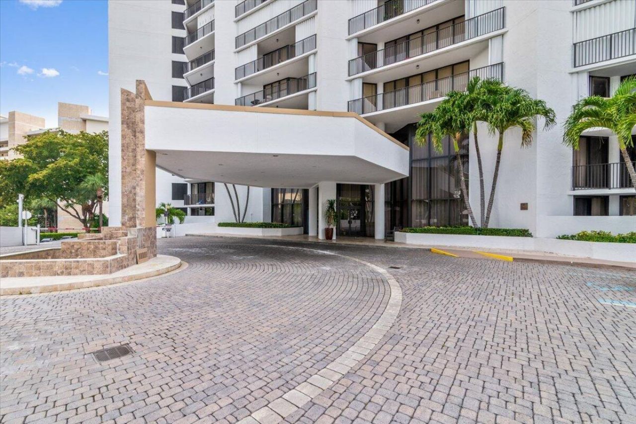 300 Three Islands Boulevard, Unit 312, Hallandale Beach, FL 33009 Photo