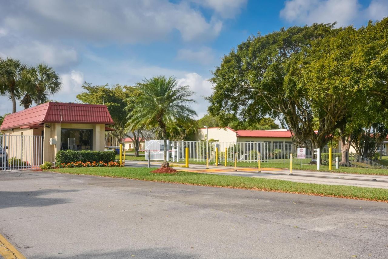 156 Lake Evelyn Drive, West Palm Beach, FL 33411 Photo