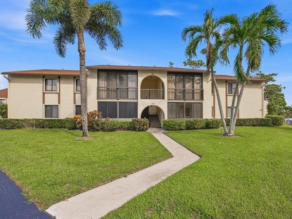 331 KNOTTY PINE Circle, Unit D-2, Greenacres, FL 33463