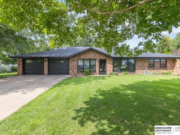 1004 E Eldora Avenue, Weeping Water, NE 68463