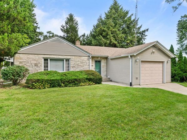 915 W Lincoln Avenue , Belvidere, IL 61008
