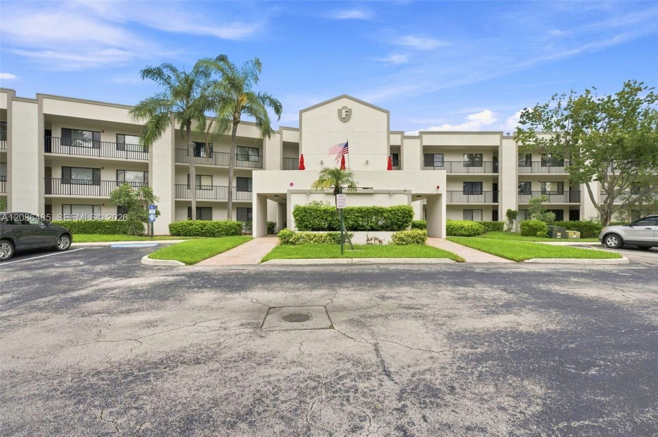 10668 W Clairmont Cir, Unit 303, Tamarac, FL 33321 Photo