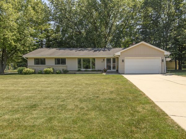 8801 W Dosie Ave, Greenfield, WI 53228