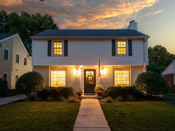 2426 N 93rd St, Wauwatosa, WI 53226