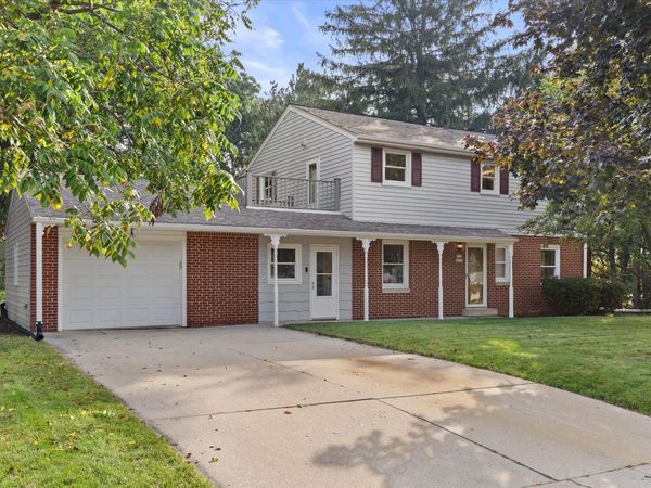 W236N6530 Hillview Dr, Sussex, WI 53089