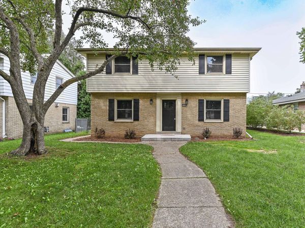 2225 N 103rd St, Wauwatosa, WI 53226