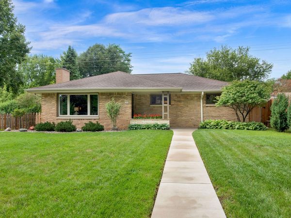 1305 N 119th St, Wauwatosa, WI 53226