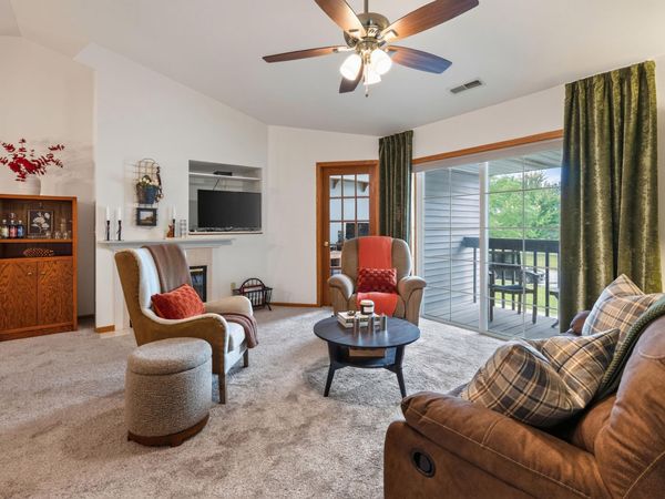 401 W Aspen Dr, Unit 1, Oak Creek, WI 53154