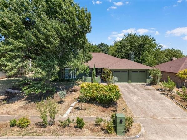 208 Pebblestone Drive , Benbrook, TX 76126