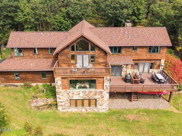 16 Highwoods Road, Wyoming, PA 18644