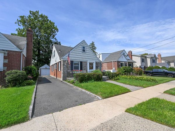 117 Euston Road S, West Hempstead, NY 11552