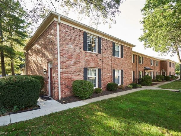72 Nottoway Court , Akron, OH 44313