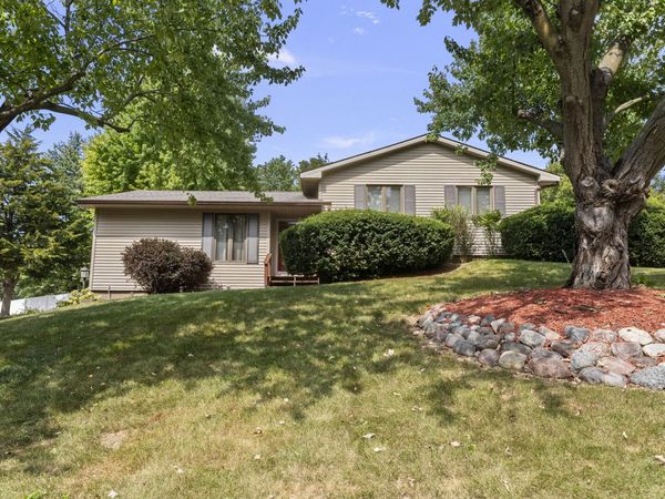 1714 Winding Hill Road , Davenport, IA 52807