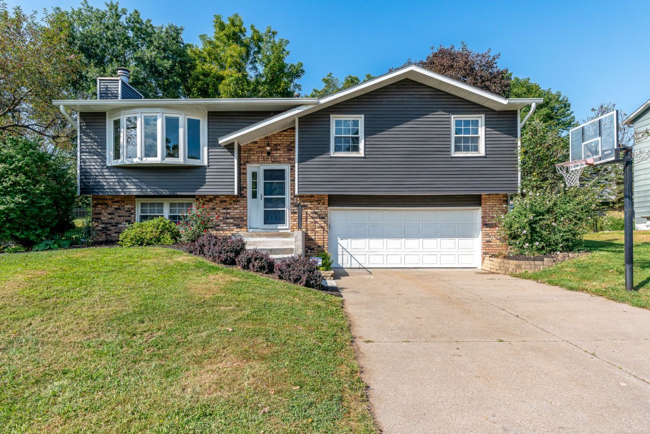 1970 Hollow View Drive, Bettendorf, IA 52722 Main Photo
