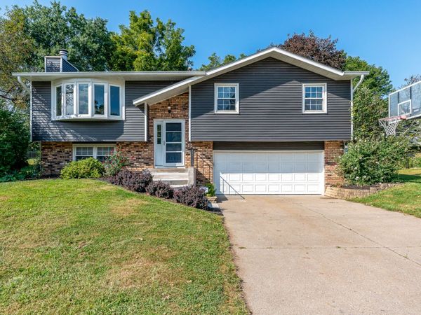1970 Hollow View Drive , Bettendorf, IA 52722