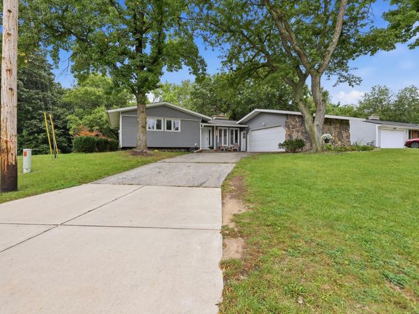 2443 Saratoga Drive NE, Grand Rapids, MI 49525