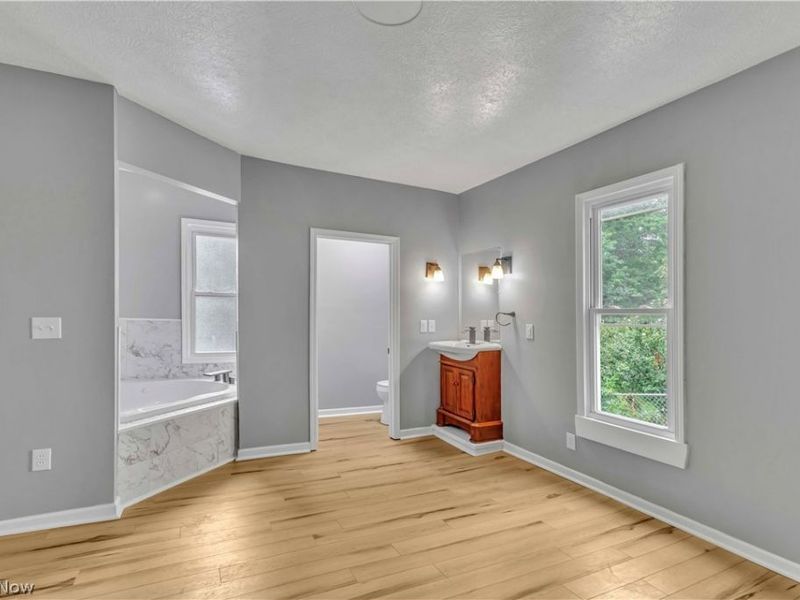 1038 W Hopocan Avenue, Barberton, OH 44203 Photo 14