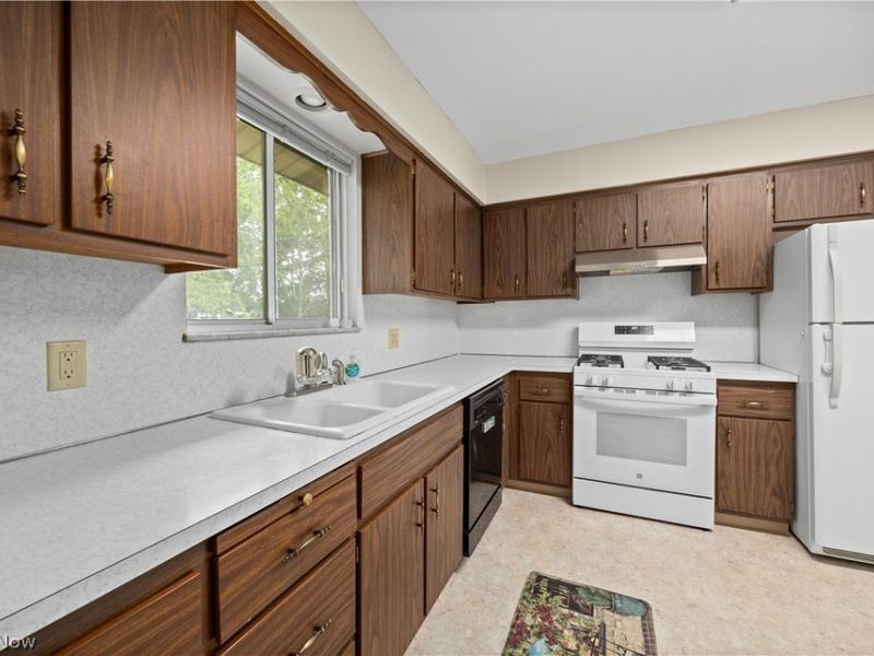 7653 Trenton Trail, Middleburg Heights, OH 44130 Photo 12