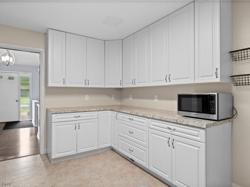 7653 Trenton Trail, Middleburg Heights, OH 44130 Photo 14