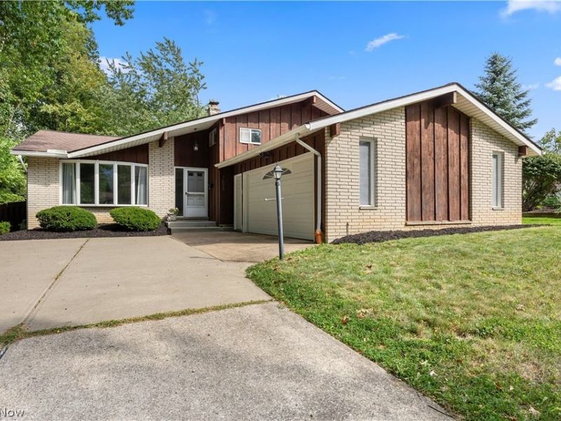 7653 Trenton Trail, Middleburg Heights, OH 44130 Photo 2
