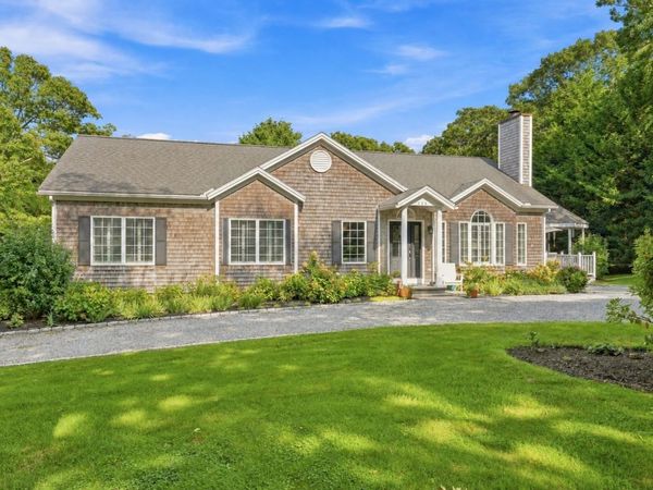 125 Mayflower Ln, Tisbury, MA 02568