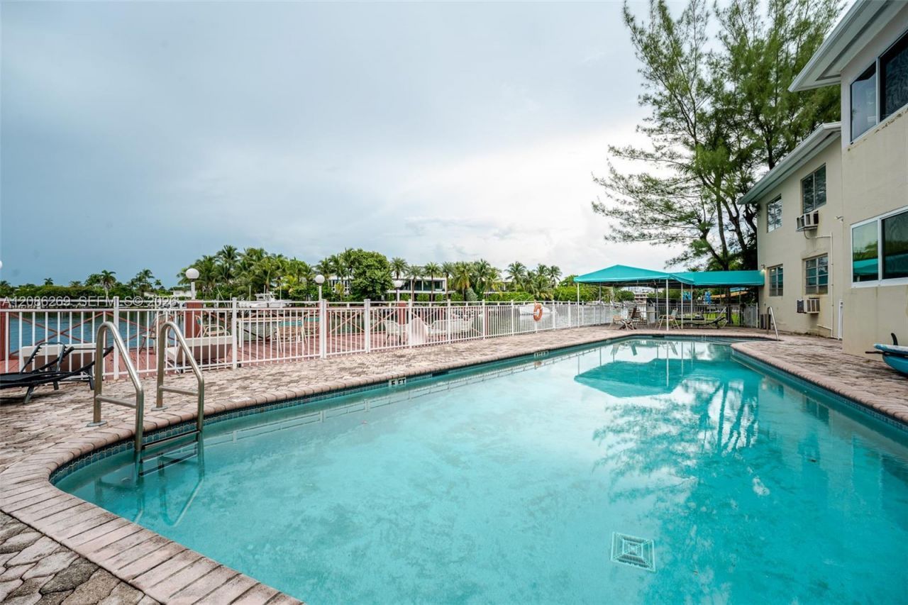 4740 Pine Tree Dr, Unit 20, Miami Beach, FL 33140 Photo