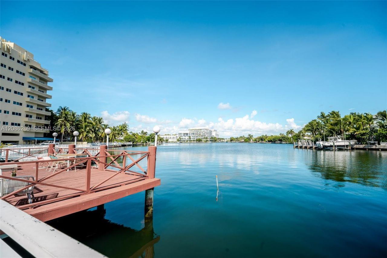 4740 Pine Tree Dr, Unit 20, Miami Beach, FL 33140 Photo