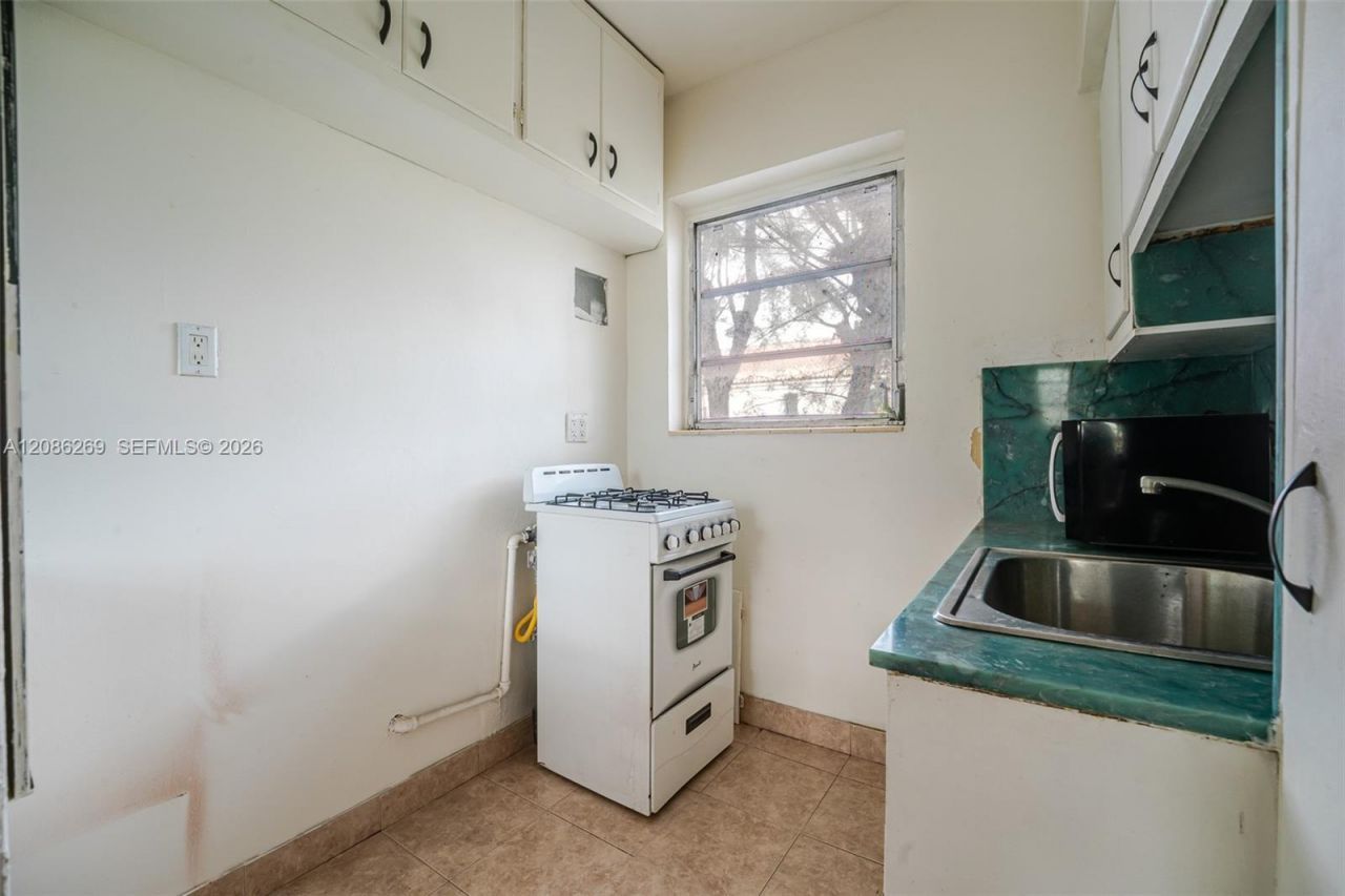 4740 Pine Tree Dr, Unit 20, Miami Beach, FL 33140 Photo