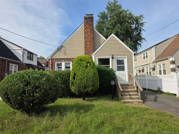 987 Wallace Avenue , Baldwin, NY 11510