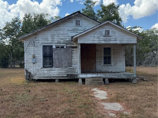 415 W Hamilton St., Cuero, TX 77954