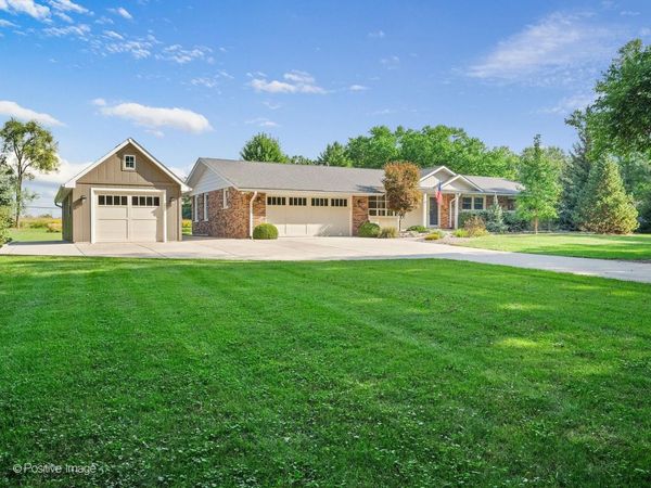28W224 Robin Lane , West Chicago, IL 60185