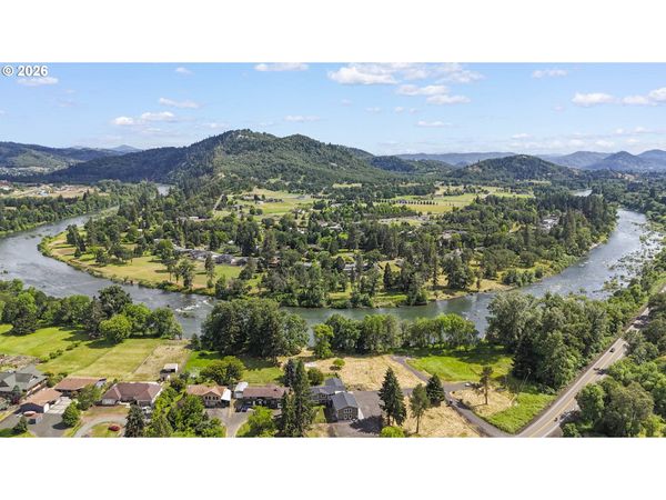 2150 DEL RIO RD, Roseburg, OR 97471