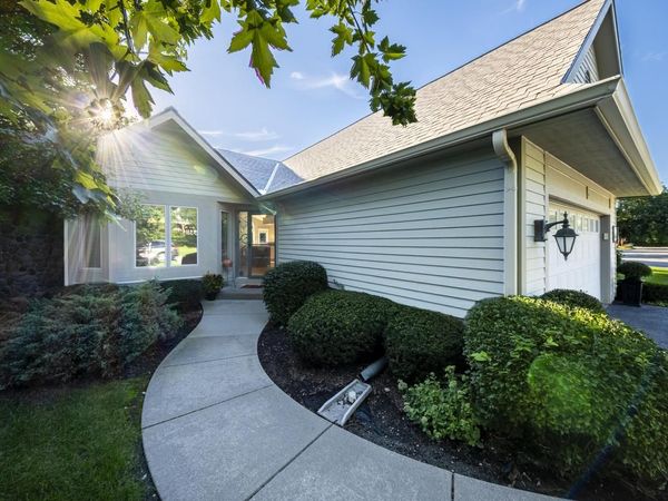 451 White Oak TRAIL, Unit 2, Hartland, WI 53029