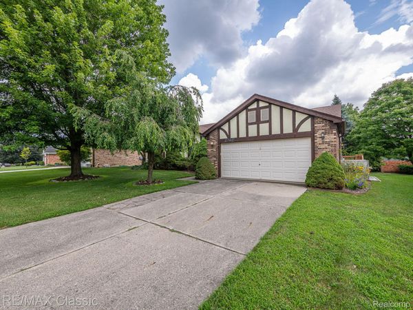 23810 Harvest Drive , Novi, Mi 48375