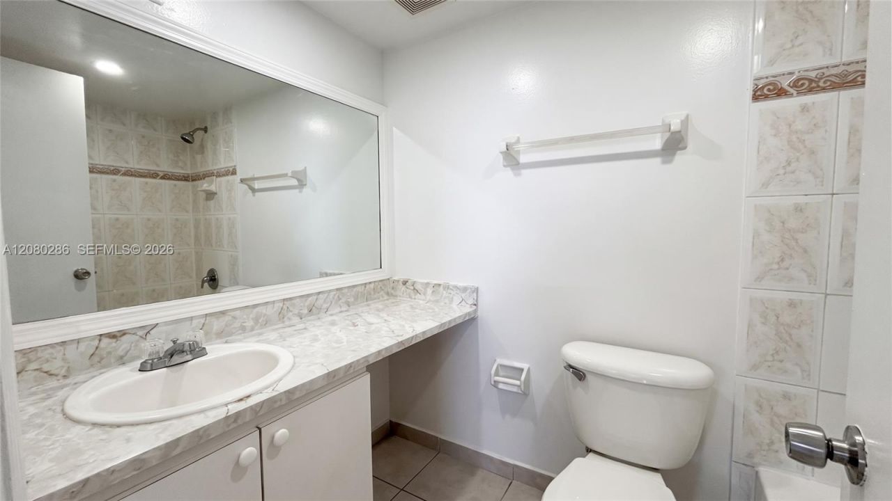 666 W 81st St, Unit 303, Hialeah, FL 33014 Photo