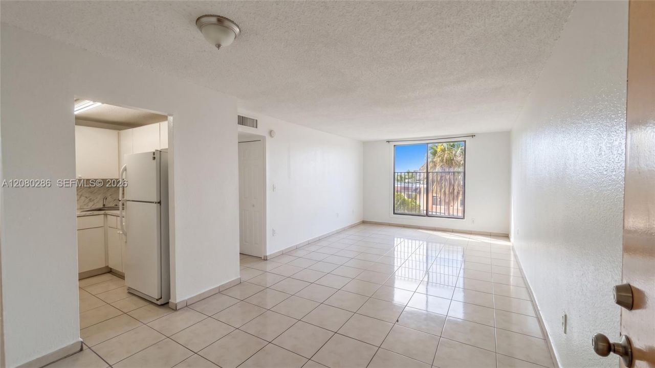 666 W 81st St, Unit 303, Hialeah, FL 33014 Photo