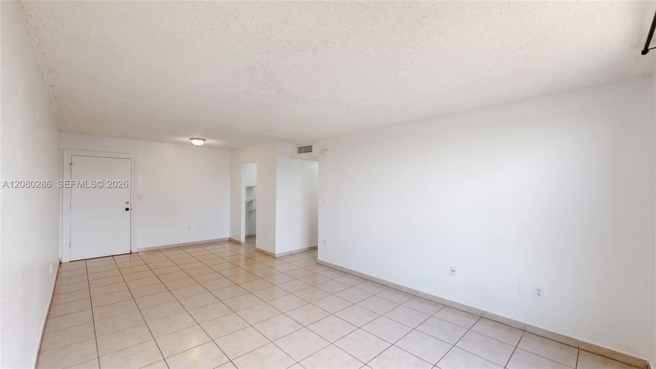 666 W 81st St, Unit 303, Hialeah, FL 33014 Photo
