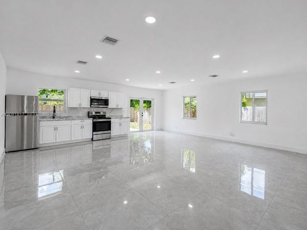 950 NE 164th St, North Miami Beach, FL 33162