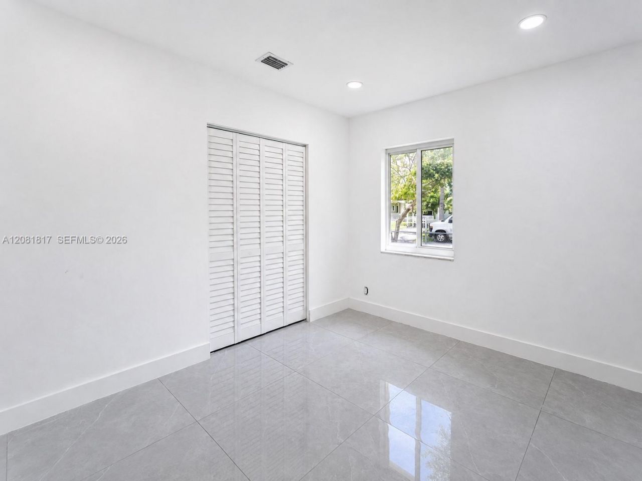 950 NE 164th St, North Miami Beach, FL 33162 Photo