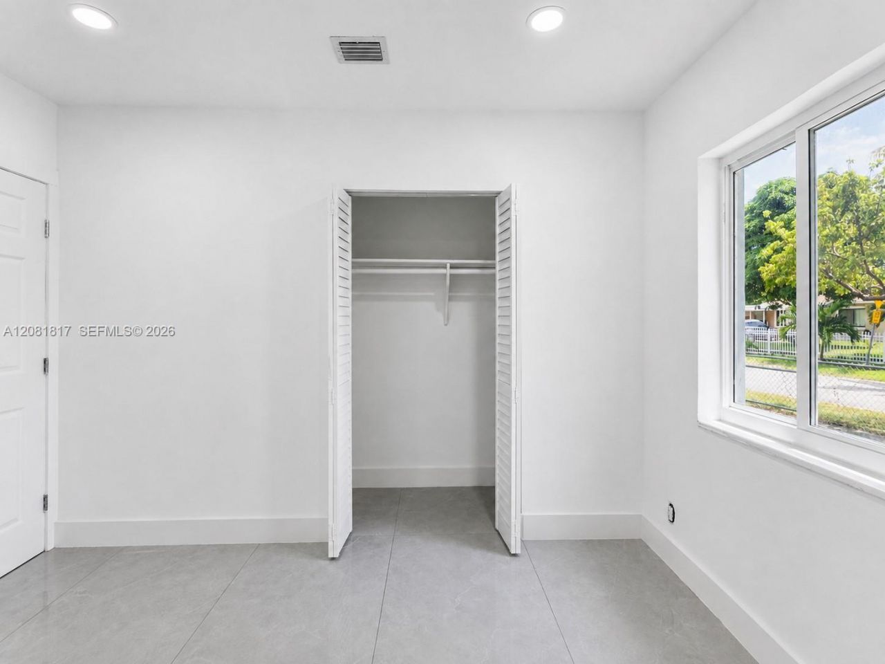 950 NE 164th St, North Miami Beach, FL 33162 Photo