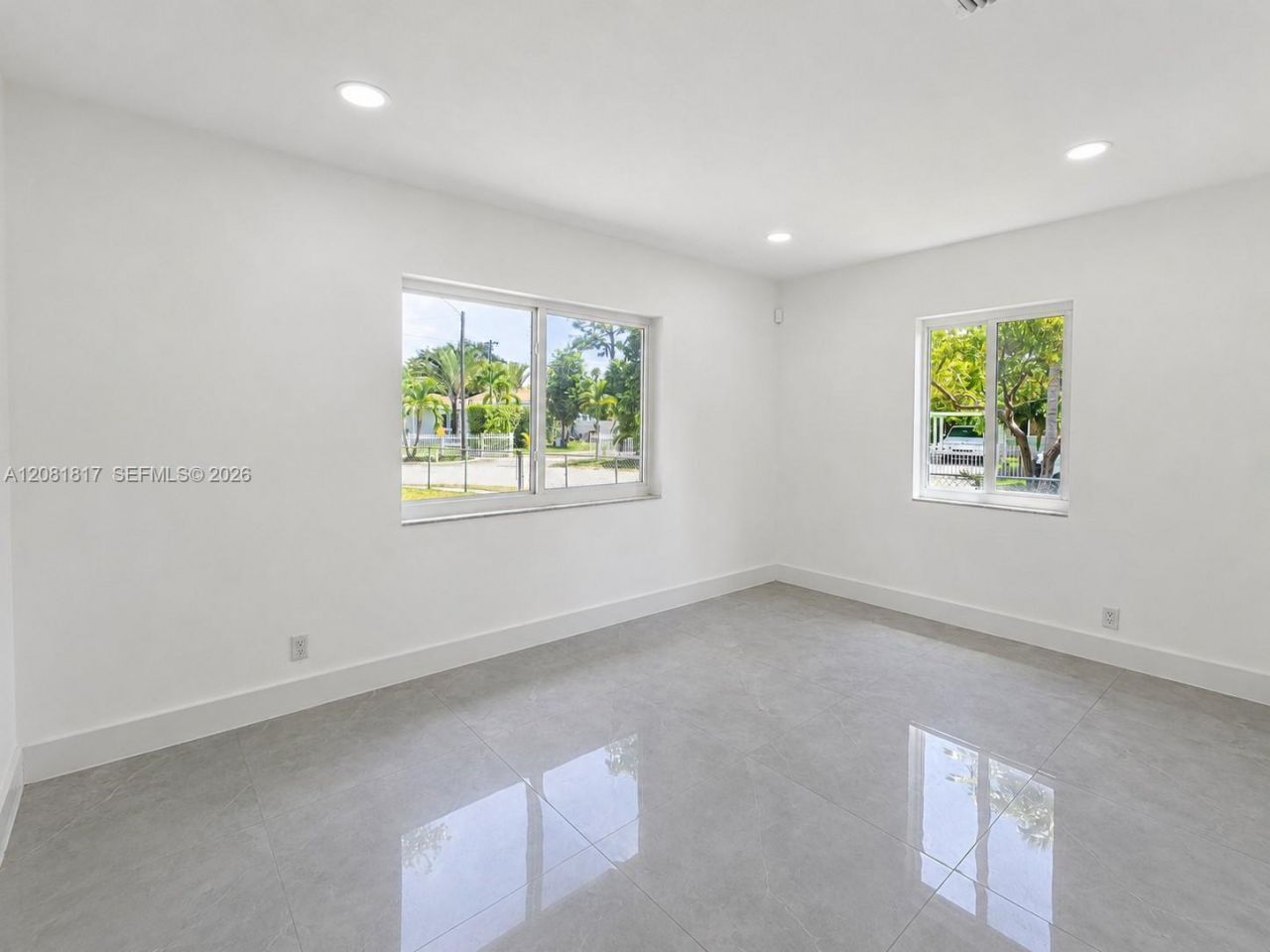 950 NE 164th St, North Miami Beach, FL 33162 Photo
