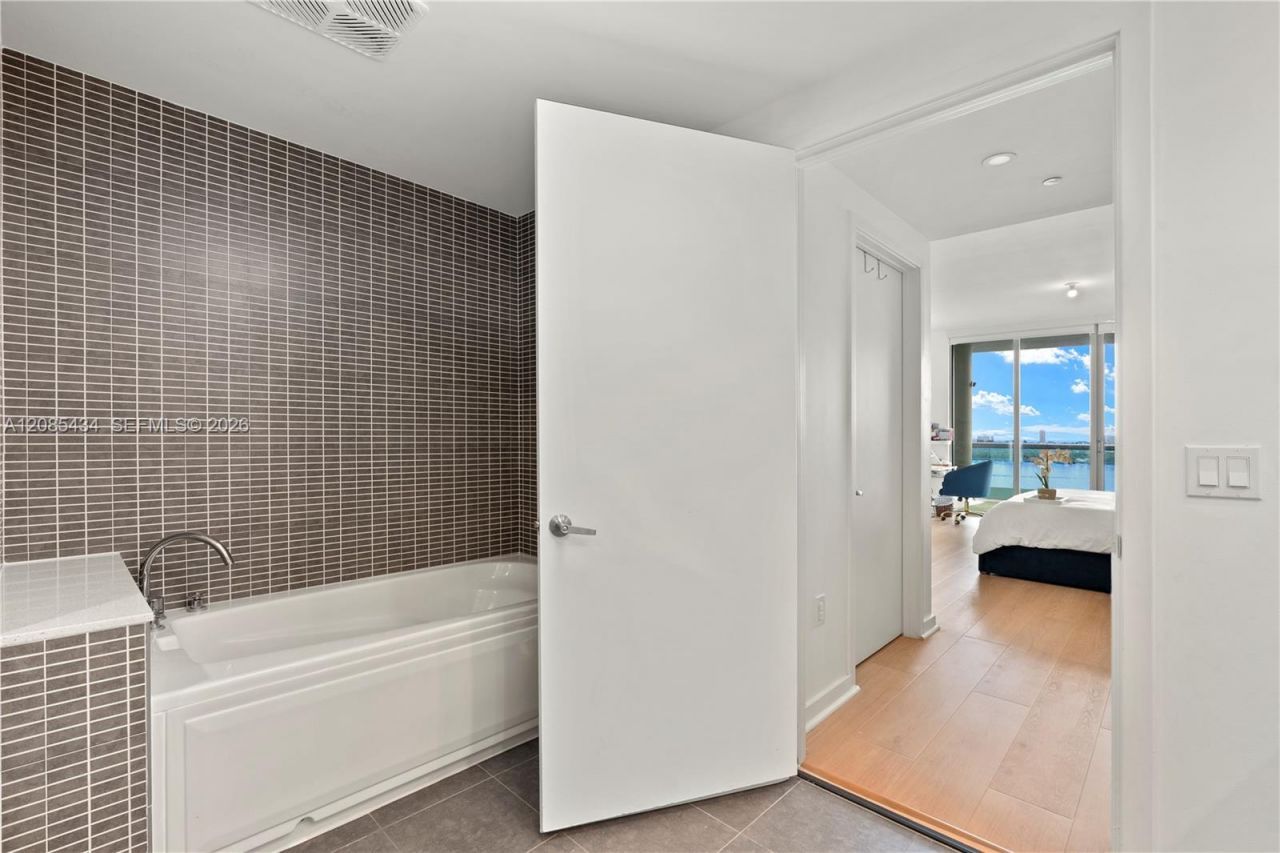 7935 East Dr, Unit 1401, North Bay Village, FL 33141 Photo
